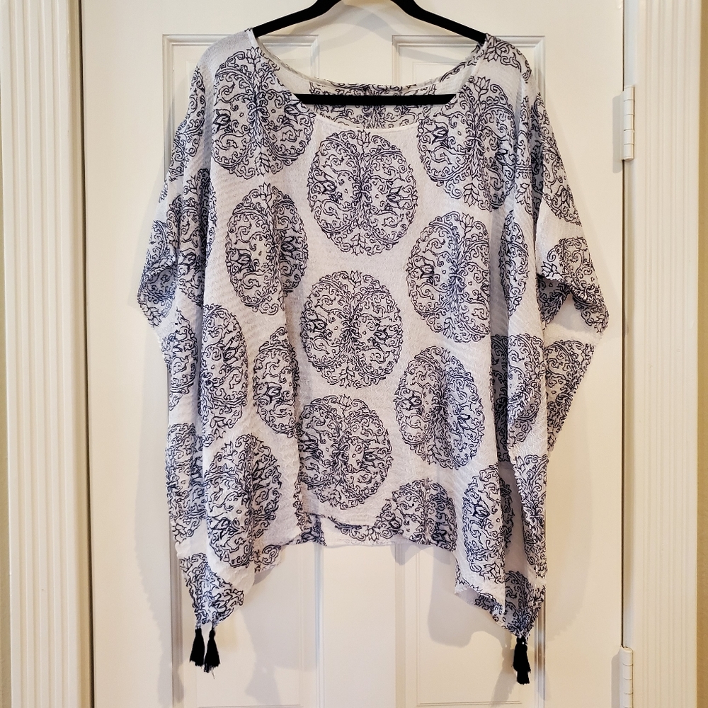 Chico's Travelers Boho Style Split Sleeve Blue and White Caftan Top with Tassels
